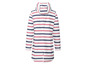 Bílá, červená a modrá pruhovaná větrovka s kapucí.