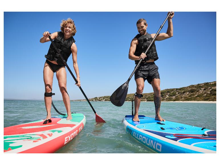 Dvě osoby paddleboardují na nafukovacích prknech Exotic a Aqua Marina Allround.