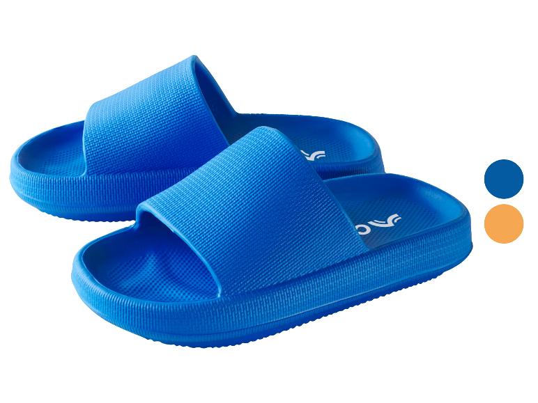 Pár modrých gumových pantoflí.