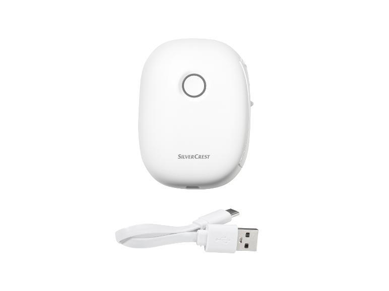 Bílá powerbanka Silvercrest s USB kabelem.
