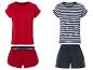 Pyžama: červené tričko a odpovídající šortky, námořnicky pruhované tričko a odpovídající šortky.