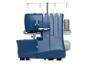 Modrý overlock SINGER S0235 s navinutou šedou nití.