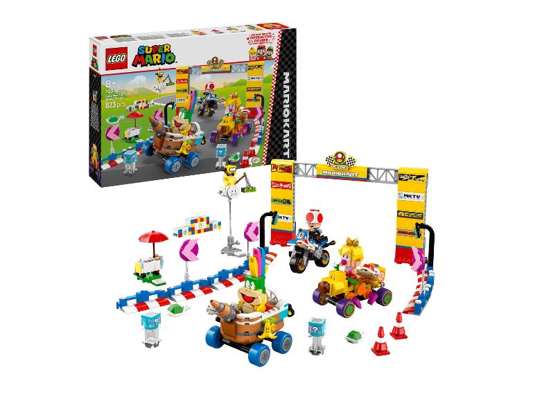 Sada LEGO Super Mario Kart Grand Prix s Baby Peach, Toadem a Bowserem Jr. v závodních vozidlech.