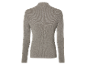 Šedý svetr s vysokým rolákem a žebrovaným vzorem.