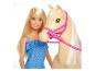 Panenka Barbie s blond vlasy a béžový kůň s růžovým postrojem