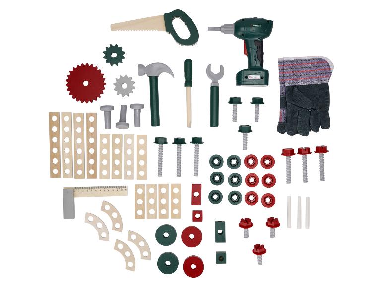 Sada hraček na stavění s nástroji jako vrtačka, pila, kladivo a různé stavební díly.