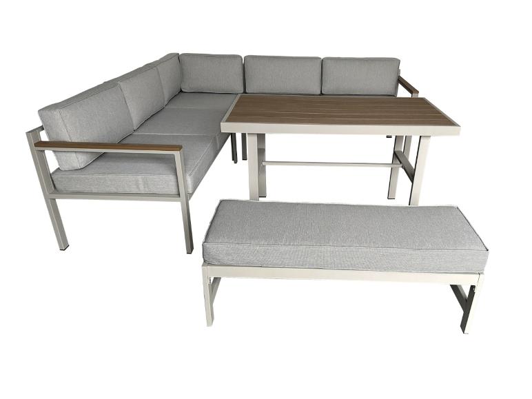Světle šedá rohová zahradní sedací souprava s dřevěným stolem a lavicí.