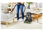 Čištění pohovky a koberce čističem Bissell PowerWash.