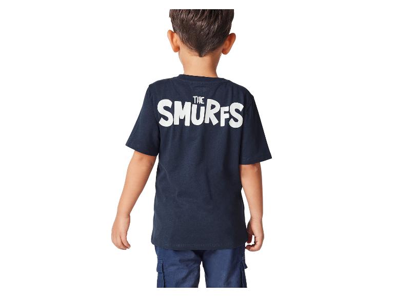 Chlapec v tmavě modrém tričku s obrázkem Smurfů.