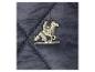 Detail vyšívaného loga jezdce na koni na tmavě modré prošívané látce.