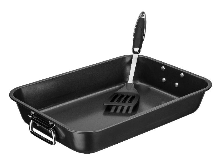 Černý plech na pečení s vařečkou.