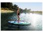 Žena na paddleboardu na jezeře, s textem „10'4' ALLROUND“ na prkně.