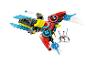 Červeno-žluté vozidlo LEGO Ninjago s modrými křídly, vedle bílého robota.