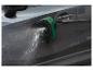Kartáč na mytí auta s vodním proudem čistí šedé auto
