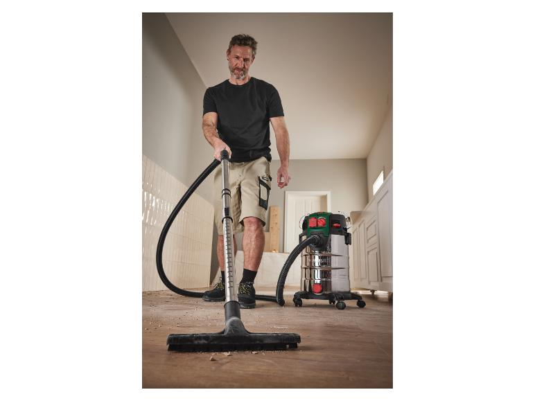 Muž používá vysavač Parkside k úklidu podlahy.