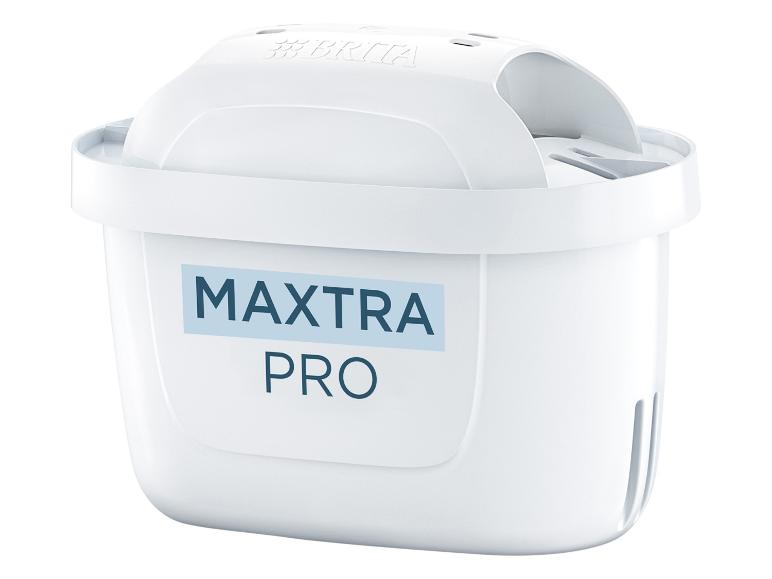 Bílý vodní filtr s modrým nápisem „MAXTRA PRO“.