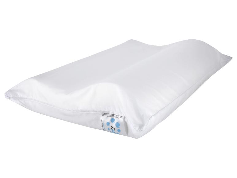 Bílý polštář se zipem a štítkem pro ochranu proti roztočům a antibakteriální úpravu.