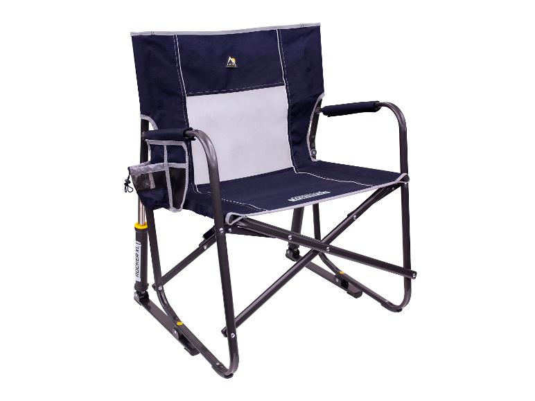 Modrá skládací kempingová židle GCI Outdoor Rocker XL s područkami.