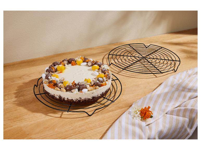 Cheesecake s čokoládovými vajíčky, ořechy a květinami na dřevěné desce.