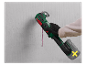 Elektrický nástroj Bosch řeže zeď.