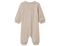 Béžový overal pro miminko s dlouhým rukávem.