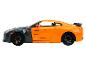 Oranžový Nissan GT-R s černými detaily.