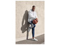 Muž v oblečení Adidas s basketbalovým míčem.