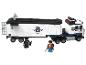 LEGO hrací sada s policejním náklaďákem, přívěsem a dvěma minifigurkami.