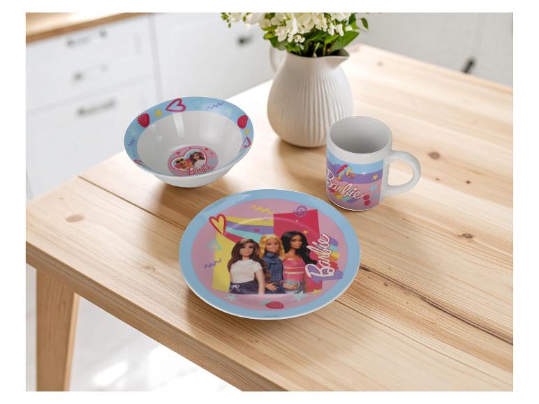 Sada nádobí Barbie s talířem, miskou a hrnkem na dřevěném stole.