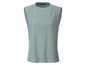 Světle modré tílko bez rukávů.