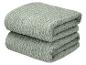 Dva složené šedozelené ručníky s žebrovanou texturou