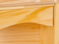 Detail dřevěné skříňky se zásuvkou.