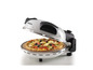 Bílý pizza pec Ariete s pizzou se zeleninou.