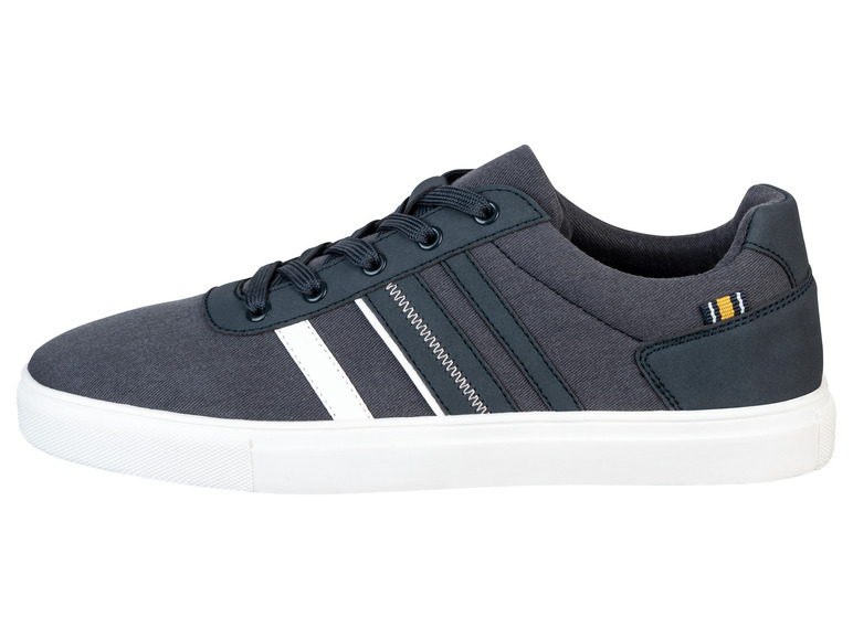 Pár modrých tenisek s bílými pruhy.