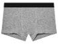 Šedé boxerky s černým pasem v pase.