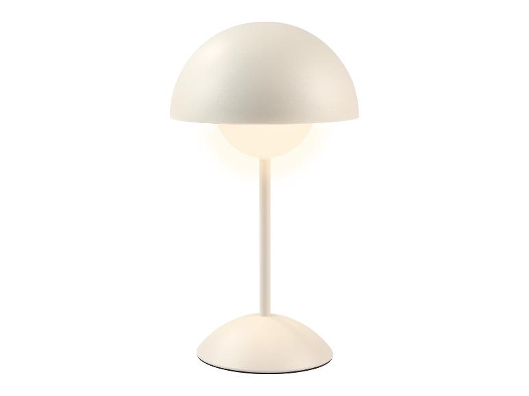 Bílá stolní lampa s polokulovitým stínítkem a svítící žárovkou.