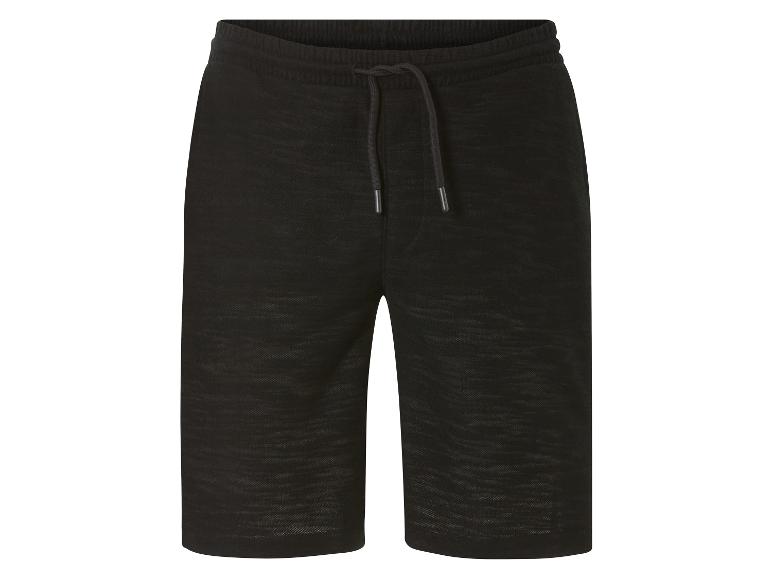 Černé tepláky se šňůrkou.