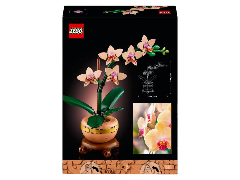 Hračková orchidej v květináči, vysoká 25 cm a široká 21 cm.