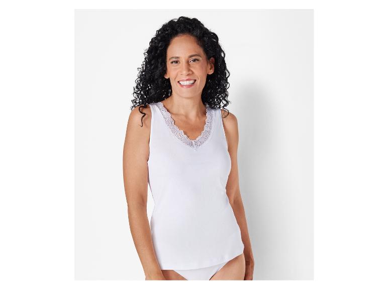 Žena v bílém tílku s krajkovým výstřihem.