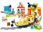 Barevná stavebnice LEGO Duplo s vlakem, kolejemi, myčkou aut, stanicí a figurkami.