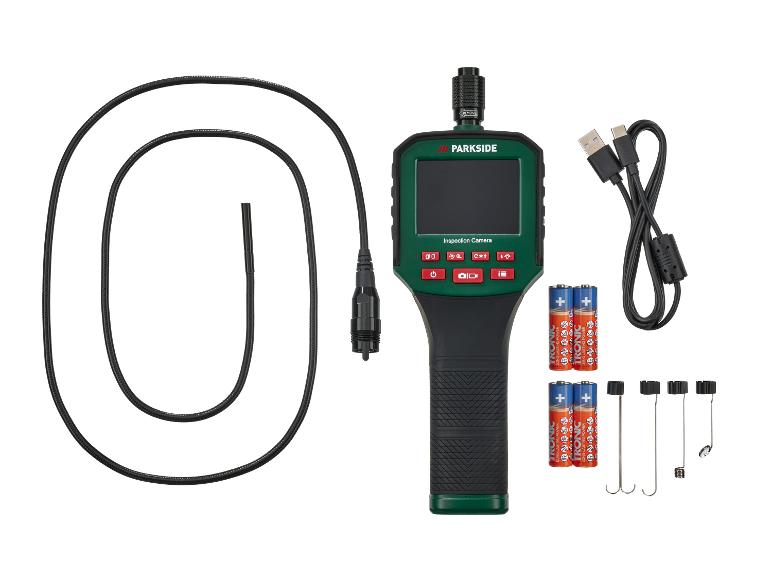 Inspekční kamera s flexibilní sondou, USB kabelem, bateriemi a různým příslušenstvím.