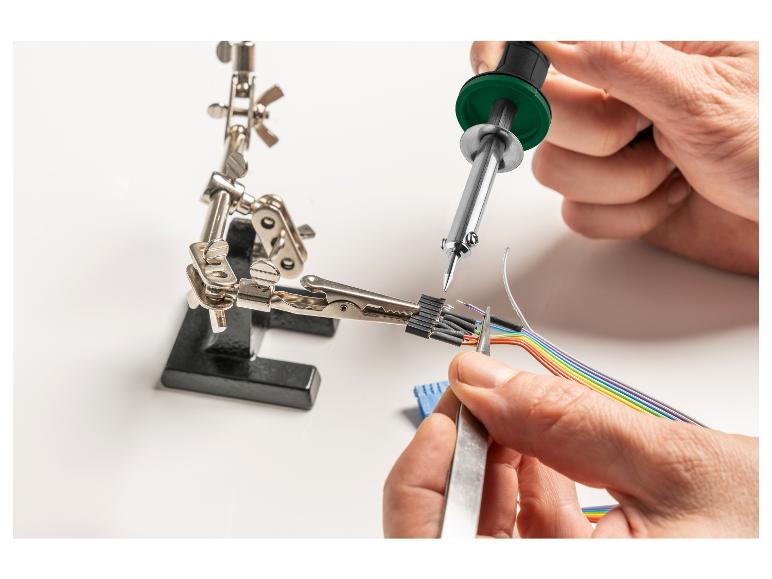 Pájecí stanice se používá k pájení drátů s duhovým kabelem.