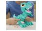 Dítě si hraje se zeleným dinosaurem Play-Doh.
