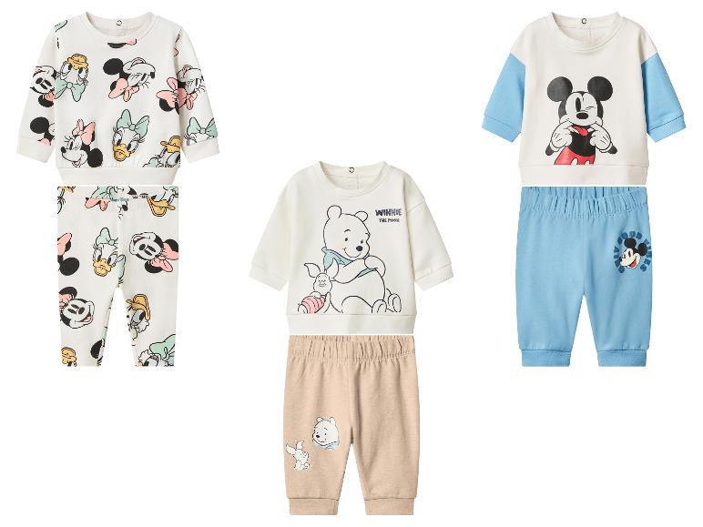 Tři sady dětského oblečení: Mickey Mouse, Minnie Mouse, Kačer Donald, Daisy Duck a Medvídek Pú.