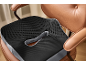 Ergonomický sedák na hnědé kancelářské židli