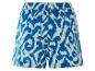 Modré šortky se zvířecím vzorem.