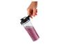Ruka drží průhlednou láhev s fialovým smoothie