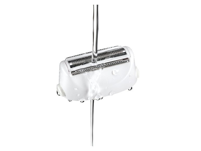 Mokrý elektrický holicí strojek pod tekoucí vodou.