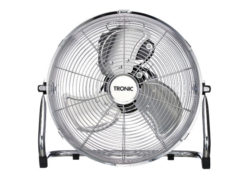 Chromovaný podlahový ventilátor se třemi lopatkami a ochrannou mřížkou.