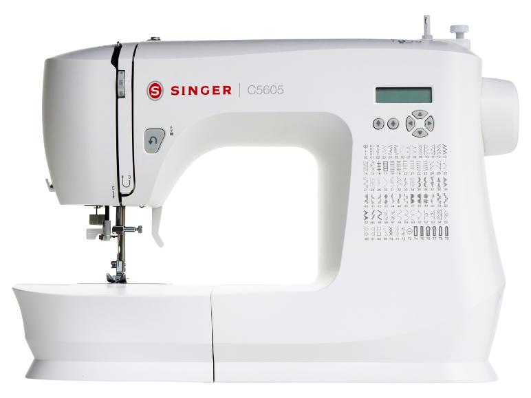 Bílý šicí stroj Singer C5605 s LCD displejem a mnoha stehy.